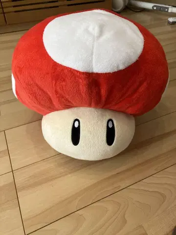 빨간색과 화이트 버섯형 봉제 인형