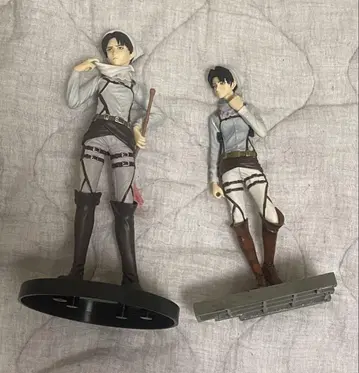 진격의 거인 리바이 피규어 2체 세트
