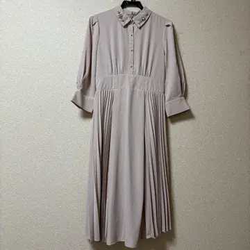카라 비쥬 부착 사이드 플리츠 원피스