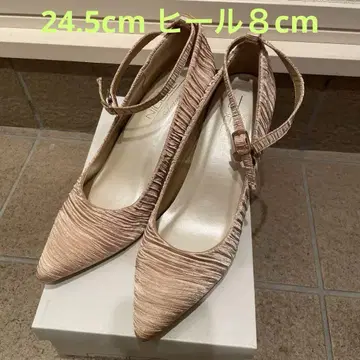 스트랩이 달린 핑크 하이힐