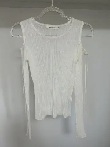 MOUSSY 오프숄더 화이트 상의
