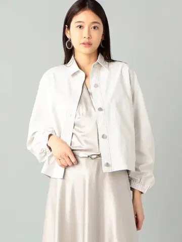 화이트 숏 기장 자켓