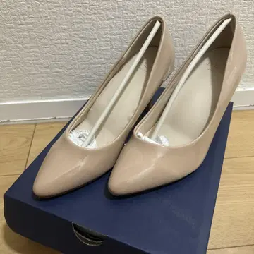 컨디션 최상 핑크 베이지 에나멜 스틸레토 하이힐