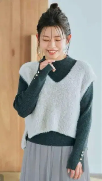 코히나 라메 페더 V넥 니트 베스트