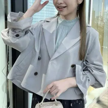쿠튀르 브로치 그레이 숏 트렌치코트 쿠튀르 브로치