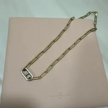 가브리엘라 아티가스 목걸이