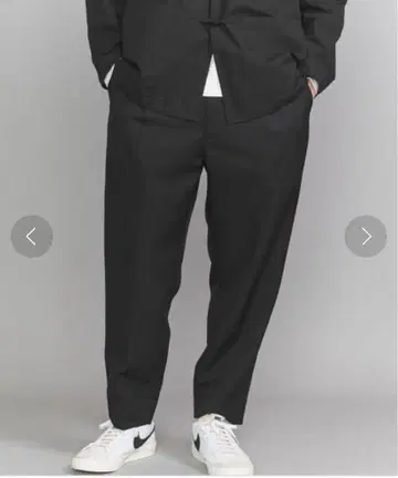 미사용 새상품 UNITED ARROWS 블랙 테이퍼드 슬랙스