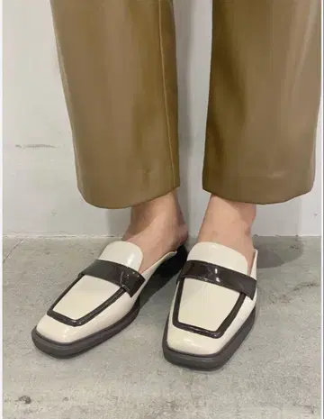 르 탈롱 와이드 스퀘어 로퍼 뮬