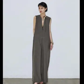 새상품급 AIC. 아이시 딥 V넥 턱 올인원 카키