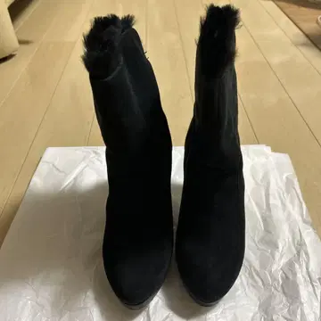 퍼 달린 블랙 스웨이드 부츠 하이힐