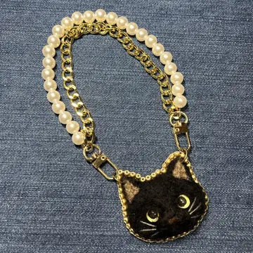 검은 고양이 양모 펠트 백참 펄 체인 포함 브릭 스티치