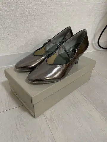 메탈릭 그레이 스트랩 펌프스 23cm 본양피 이부시은