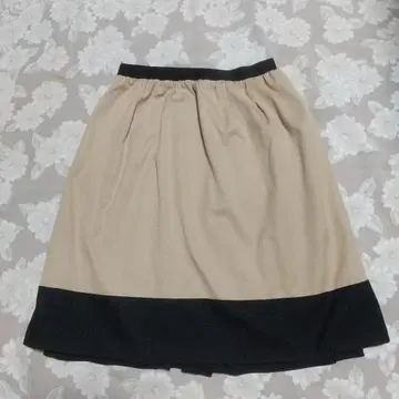 에니시스 리버서블 무릎 기장 플레어 스커트 베이지와 블랙 & 블랙 플리츠