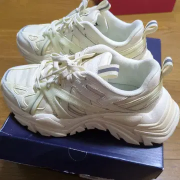 FILA 크림색 러닝화