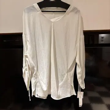 화이트 긴팔 셔츠