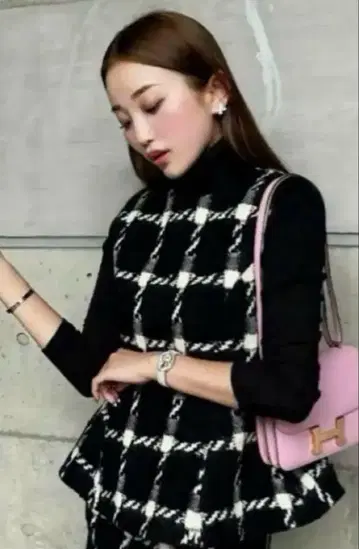 셰리에 체크 무늬 슬리브리스 상의 스커트 셋업