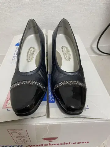 스톤 장식 블랙 가죽 펌프스 22.5cm