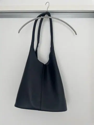 블랙 숄더백 합성 피혁