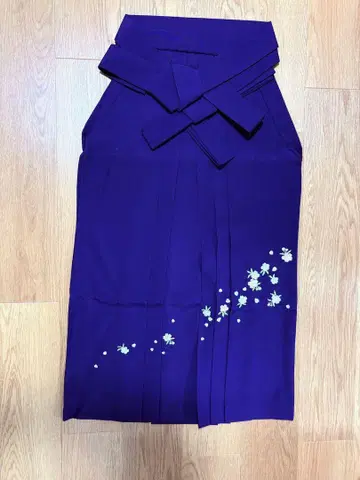 보라색을 띤 네이비 컬러 벚꽃 자수 하카마 졸업식에!