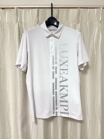 LUXE AKMPLI 화이트 로고 피케 셔츠
