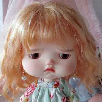 오렌지색 머리카락의 파스텔 인형과 토끼