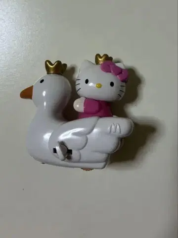 kitty toys 태엽 채비로 움직이는 헬로키티 오리 피규어