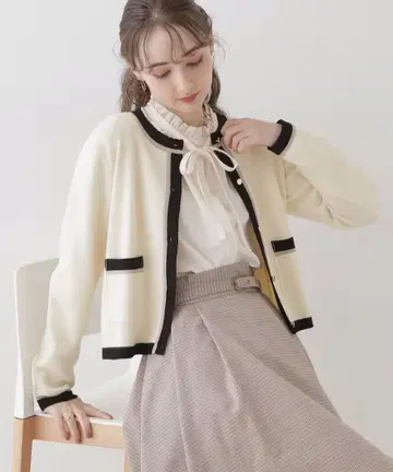 쿠튀르 브로치 배색 스칼라 니트 자켓