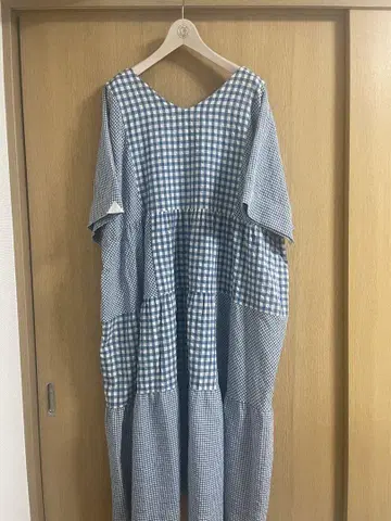 파랑과 화이트의 체크 무늬 반팔 원피스