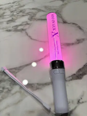 서인국 응원봉 X