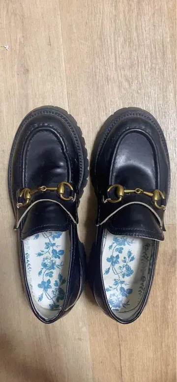 블랙 로퍼 금장 장식 벌 자수