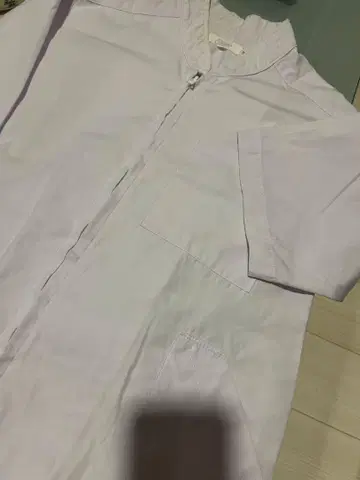 미용사 국가시험 흰 옷 지퍼 달린 포켓 있음