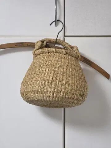 천연 소재 원형 바스켓백