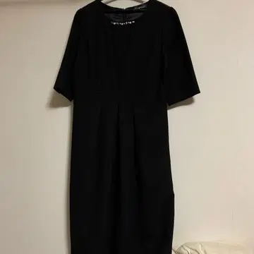 블랙 V넥 반팔 무릎 기장 원피스 예복