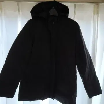 후드 부착 블랙 다운 자켓