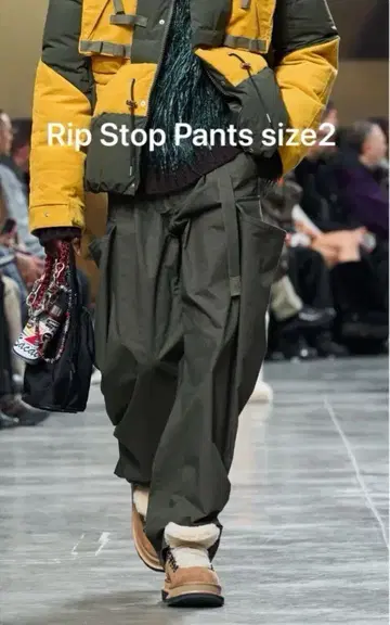 새상품 sacai 25aw size2 Rip Stop pants 카키