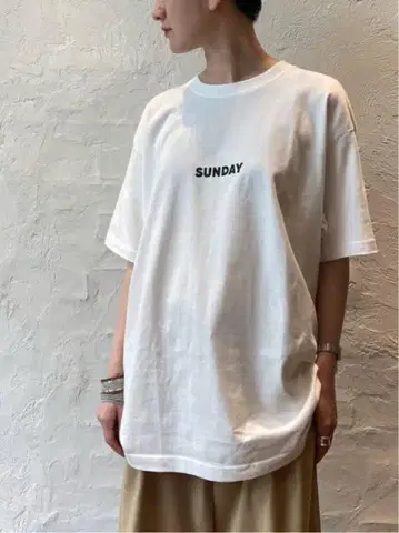 [저널 스탠다드 랙] SUNDAY 로고 프린트 T셔츠 화이트 x 블랙