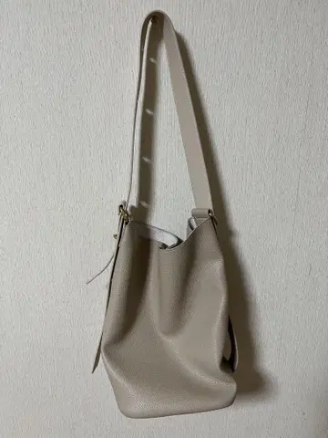 베이지 합성 피혁 숄더백