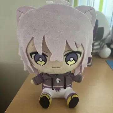 고양이 귀 달린 보라색 봉제 인형
