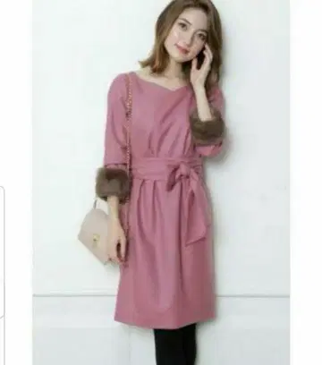 퍼 달린 긴팔 무릎 기장 원피스