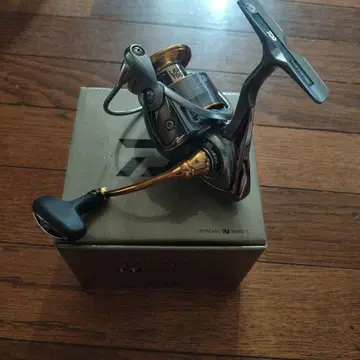 DAIWA 18 FREAMS LT 3000D-C 스피닝 릴 미사용