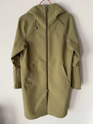 [ DESCENTE ] 올리브 그린 후드 부착 롱 코트