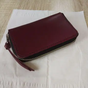 와인 레드 색상의 키케이스