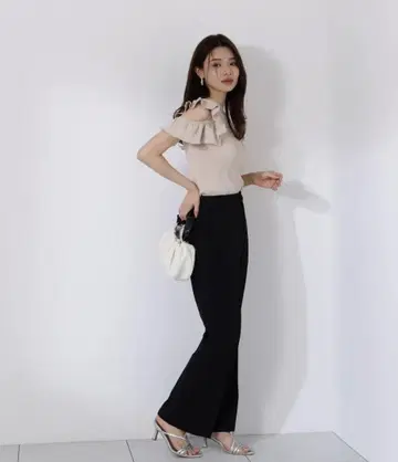 이번 시즌 프로포션 바디 드레싱 디자인 소매 니트