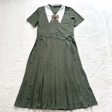 sister jane 비즈 리본 브로치 카라 부착 플리츠 원피스