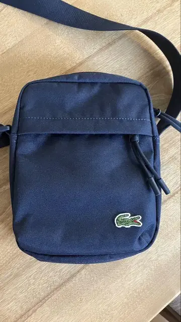 라코스테 네오크로코 버티컬 지퍼 카메라백 네이비