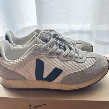 VEJA 스니커즈