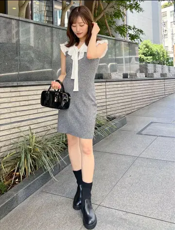 새상품 [ snidel ] 프릴 옷깃 리본 포함 그레이 미니 원피스