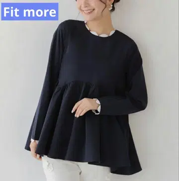 Fit more 스캘럽 넥 페플럼 상의