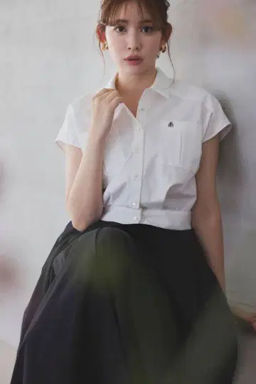 Trois Logo Cropped Shirt/Herlipto