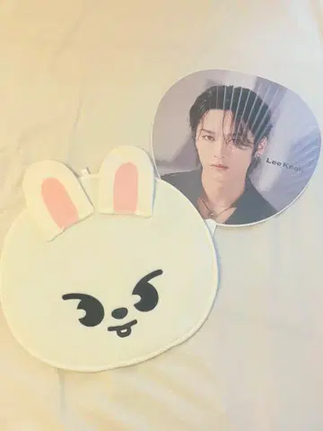 Lee Know 부채 토끼 디자인